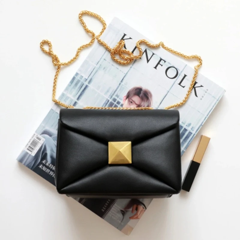 Sac bandoulière en cuir avec chaîne élégante et intérieur spacieux - Image 4