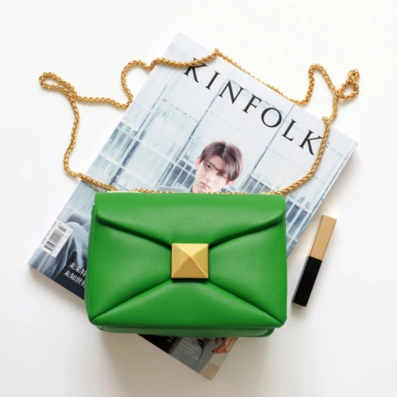Sac bandoulière en cuir avec chaîne élégante et intérieur spacieux - Image 5