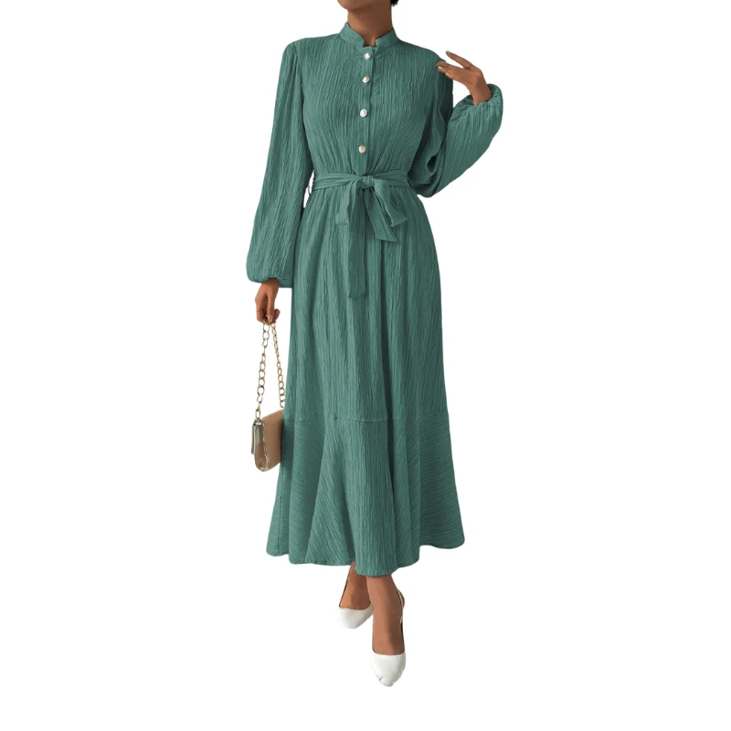 Robe maxi plissée élégante avec taille ceinturée et corsage ajusté