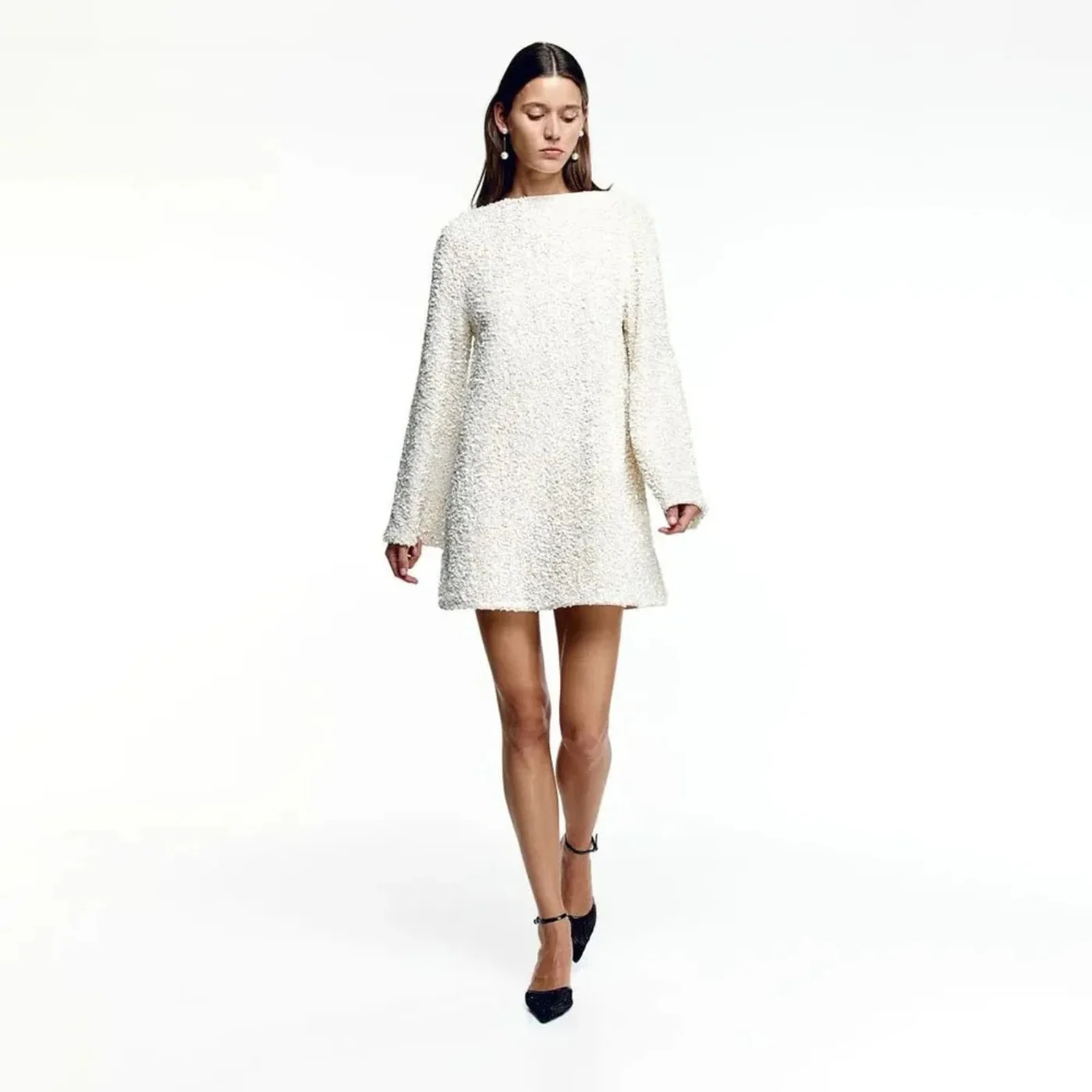 Mini-robe éblouissante à manches longues et dos nu
