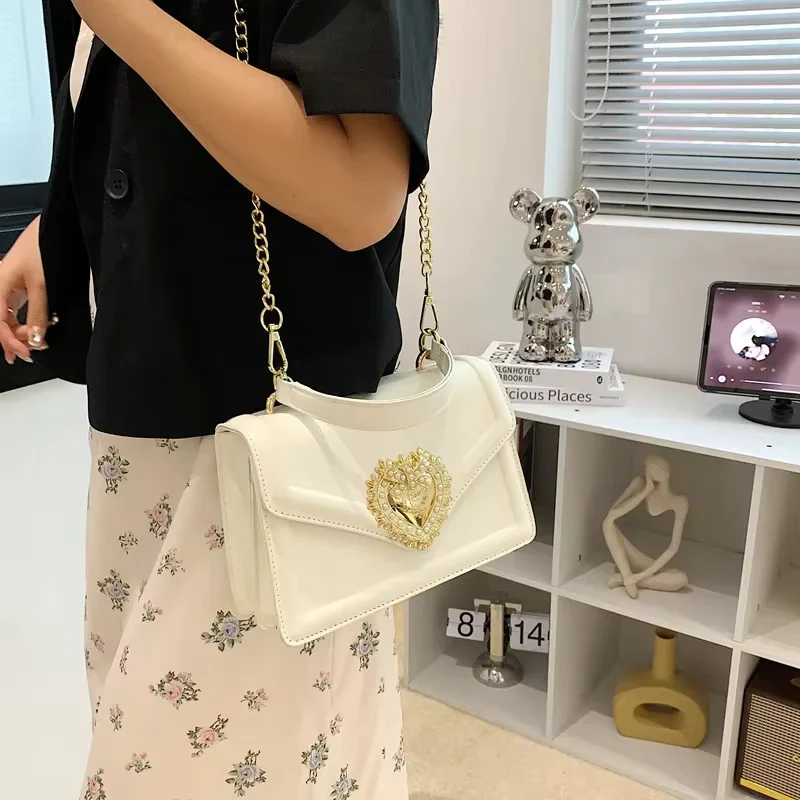 Sac à main en cuir avec fermoir cœur décoratif - Image 7