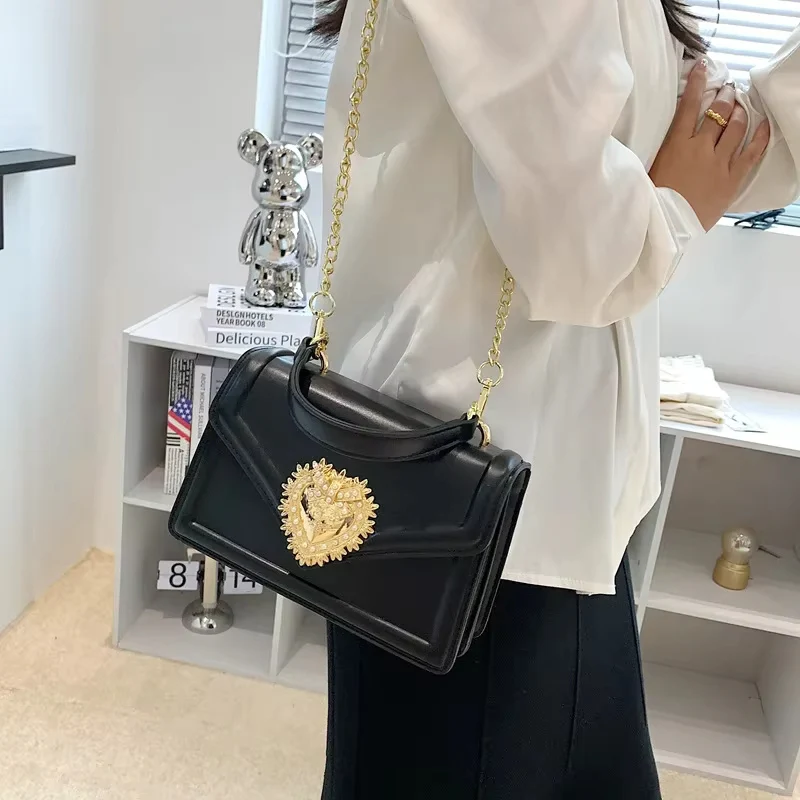 Sac à main en cuir avec fermoir cœur décoratif - Image 8