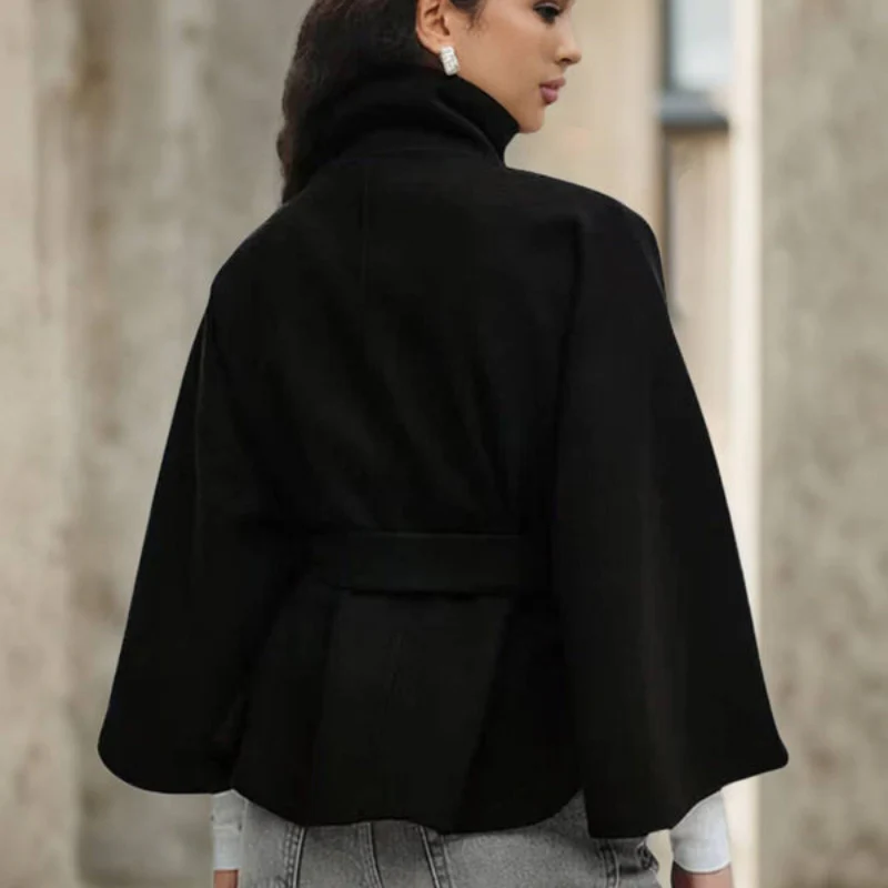 Manteau femme col montant avec manches cape - Image 6