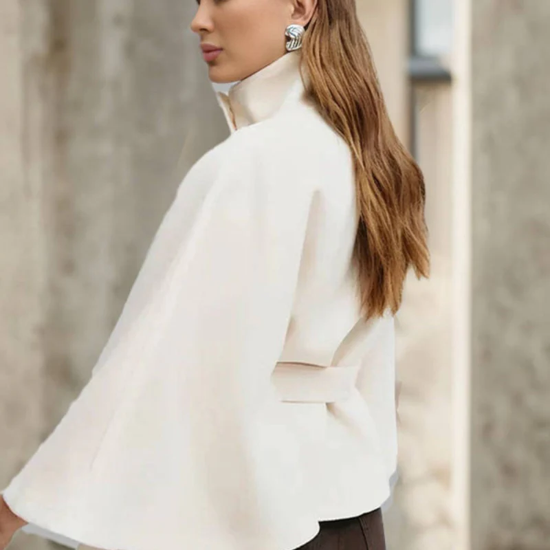 Manteau femme col montant avec manches cape - Image 9