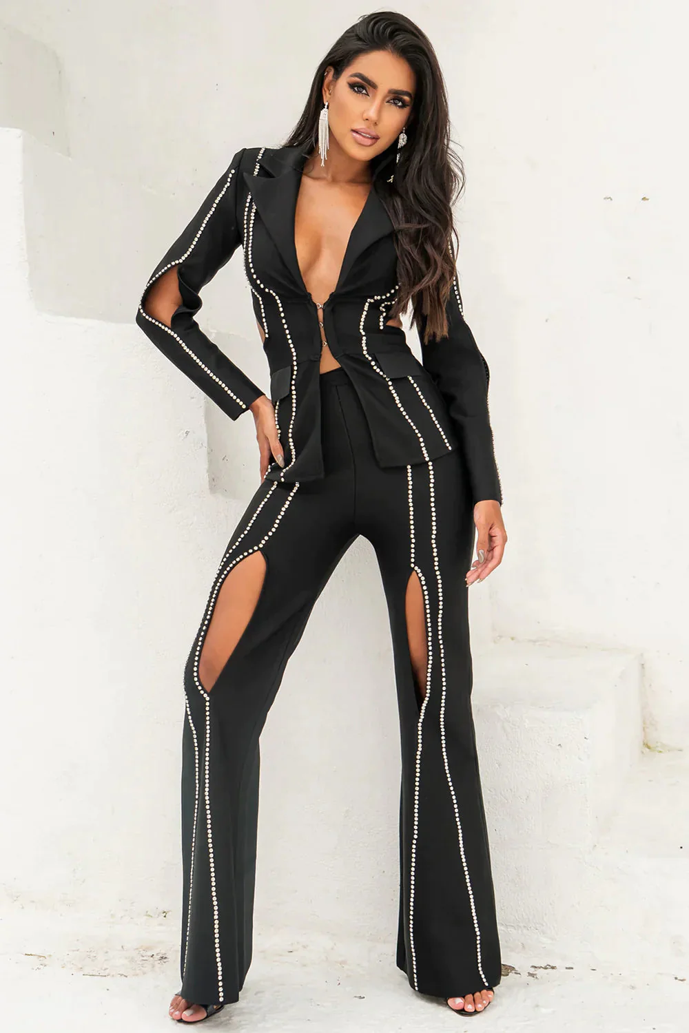 Ensemble blazer chic et pantalon évasé avec un design découpé audacieux