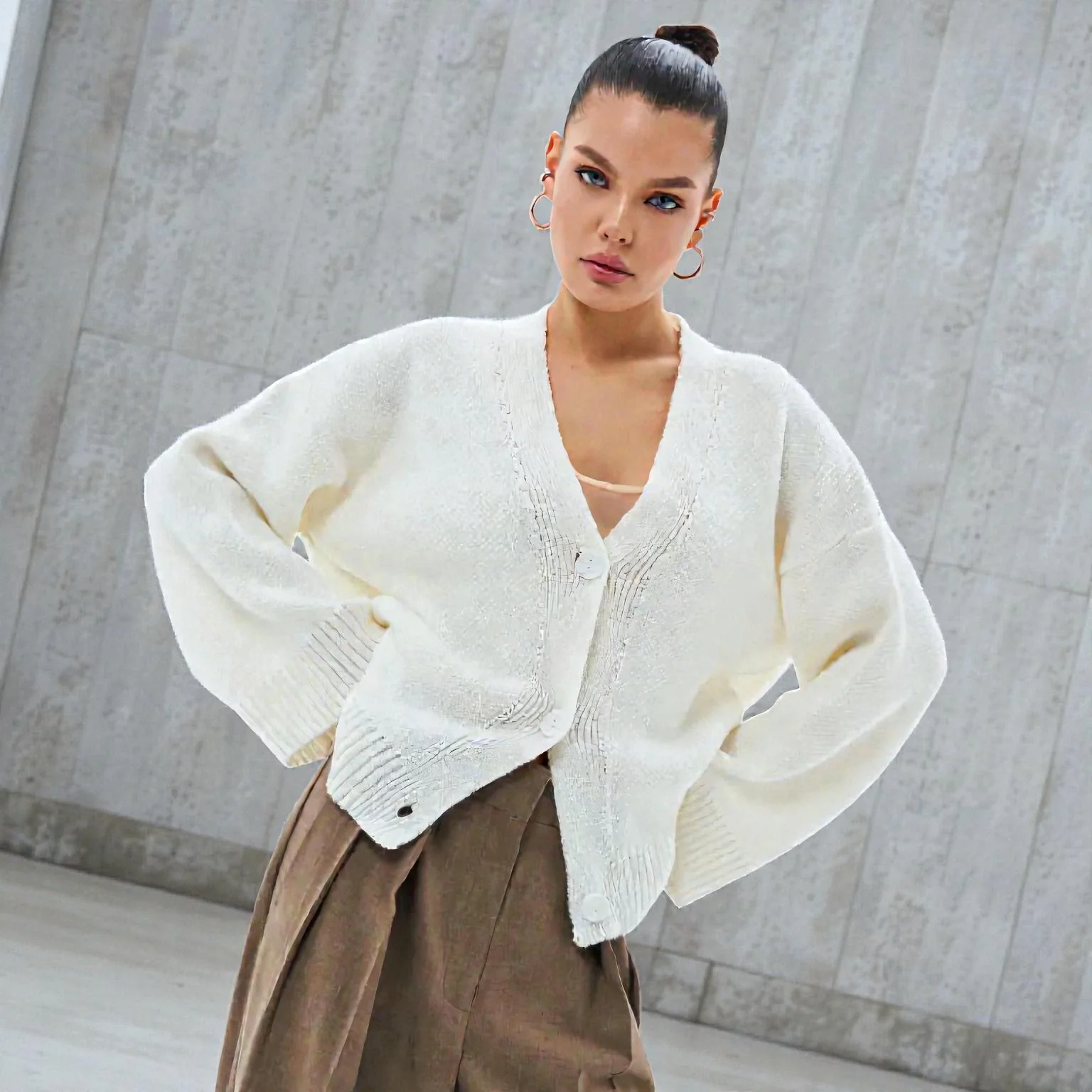 Aylin – Gilet à manches longues boutonné et col en V - Image 7