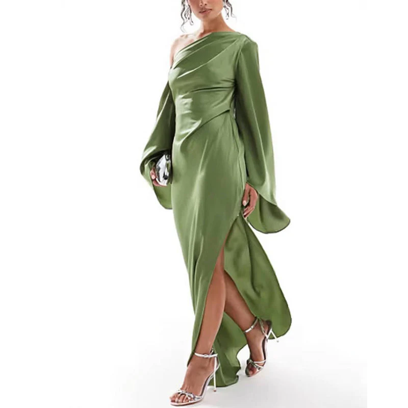 Robe longue asymétrique avec fente latérale et manche longue