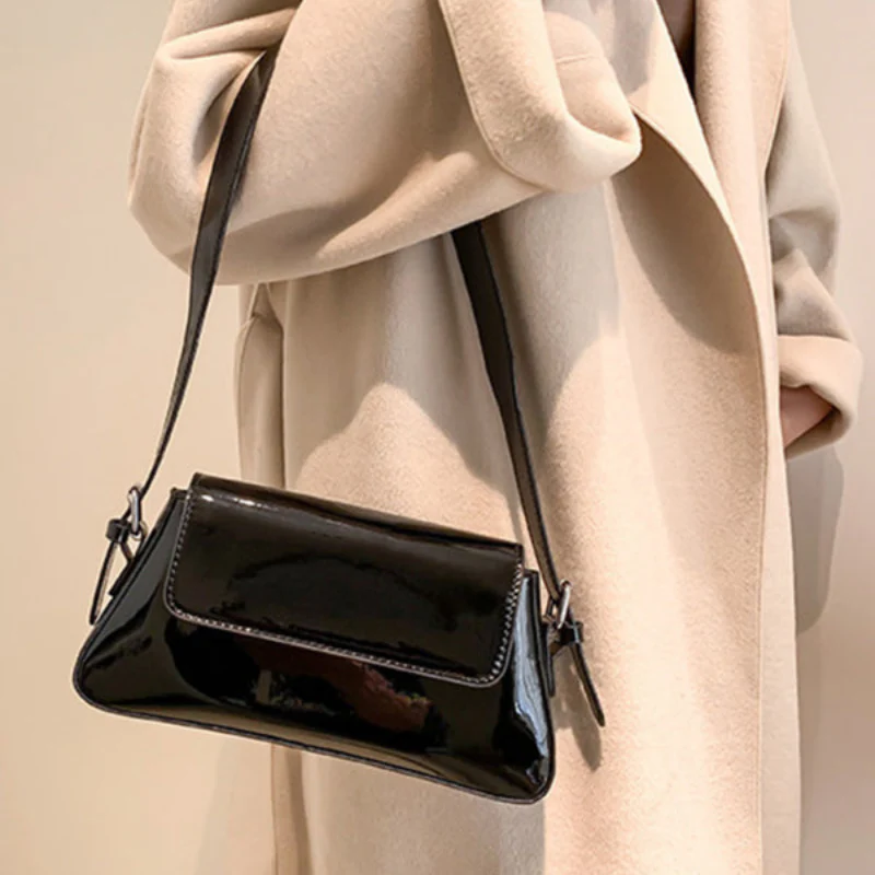 Petit sac à main en cuir avec fermeture à bouton - Image 7