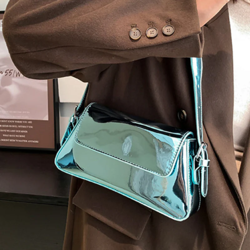 Petit sac à main en cuir avec fermeture à bouton - Image 8
