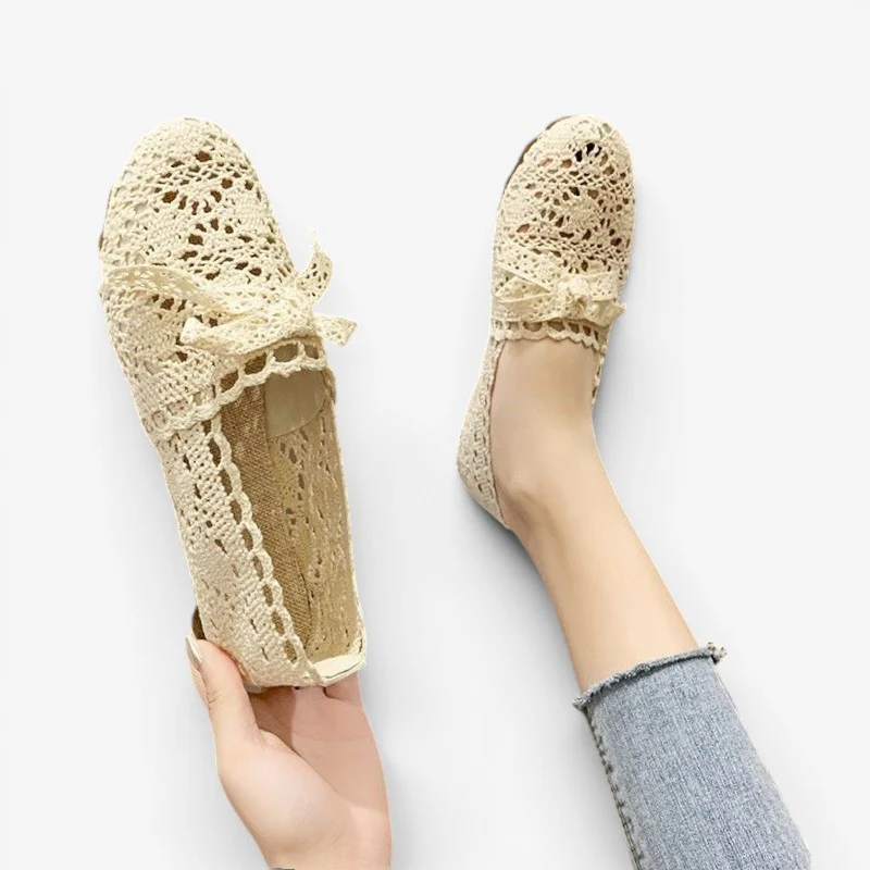Chaussures plates à bout rond pour femme avec design perforé