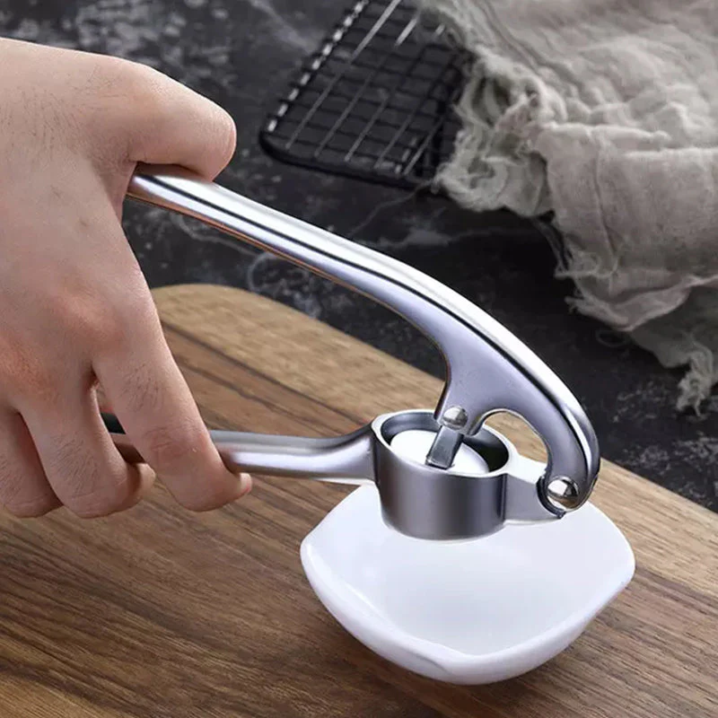 Presse à ail manuelle ChefMate ergonomique - Image 2