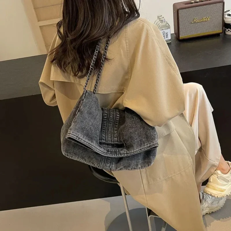 Sac à bandoulière avec chaîne élégante et intérieur spacieux - Image 4