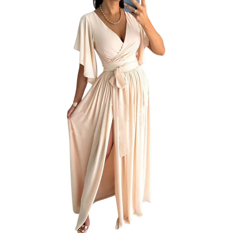 Robe longue fluide à manches courtes avec décolleté en V et taille ceinturée