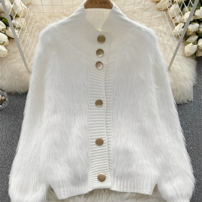 Diana – Gilet duveteux et douillet avec col montant côtelé et fermeture boutonnée - Image 2