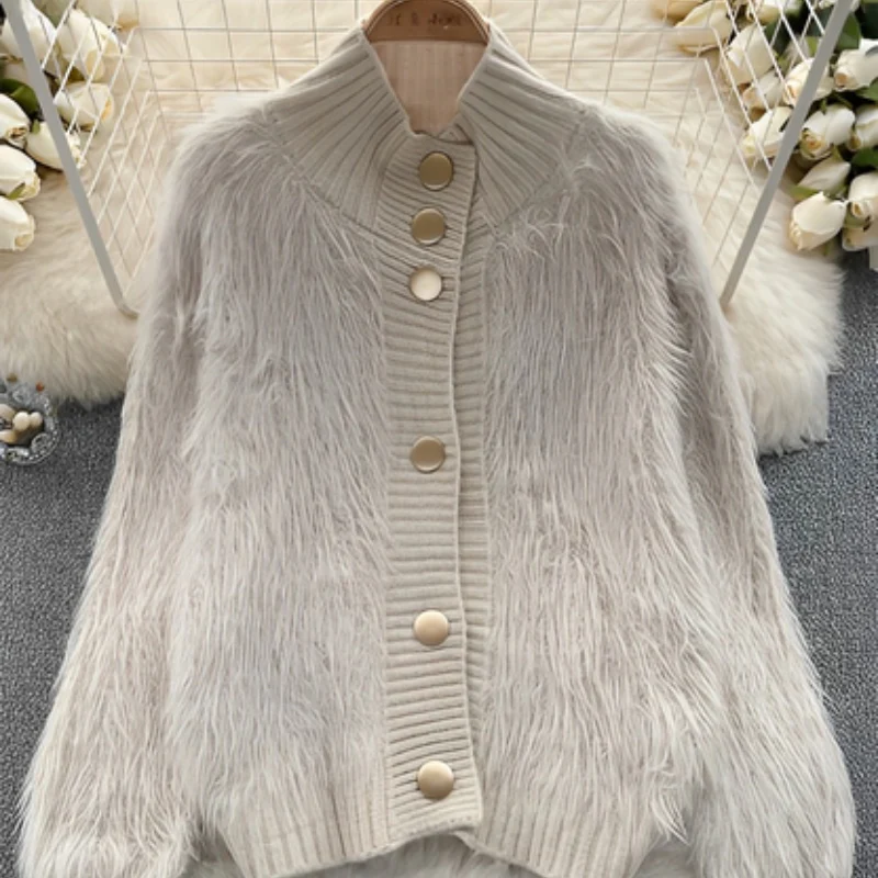 Diana – Gilet duveteux et douillet avec col montant côtelé et fermeture boutonnée - Image 3