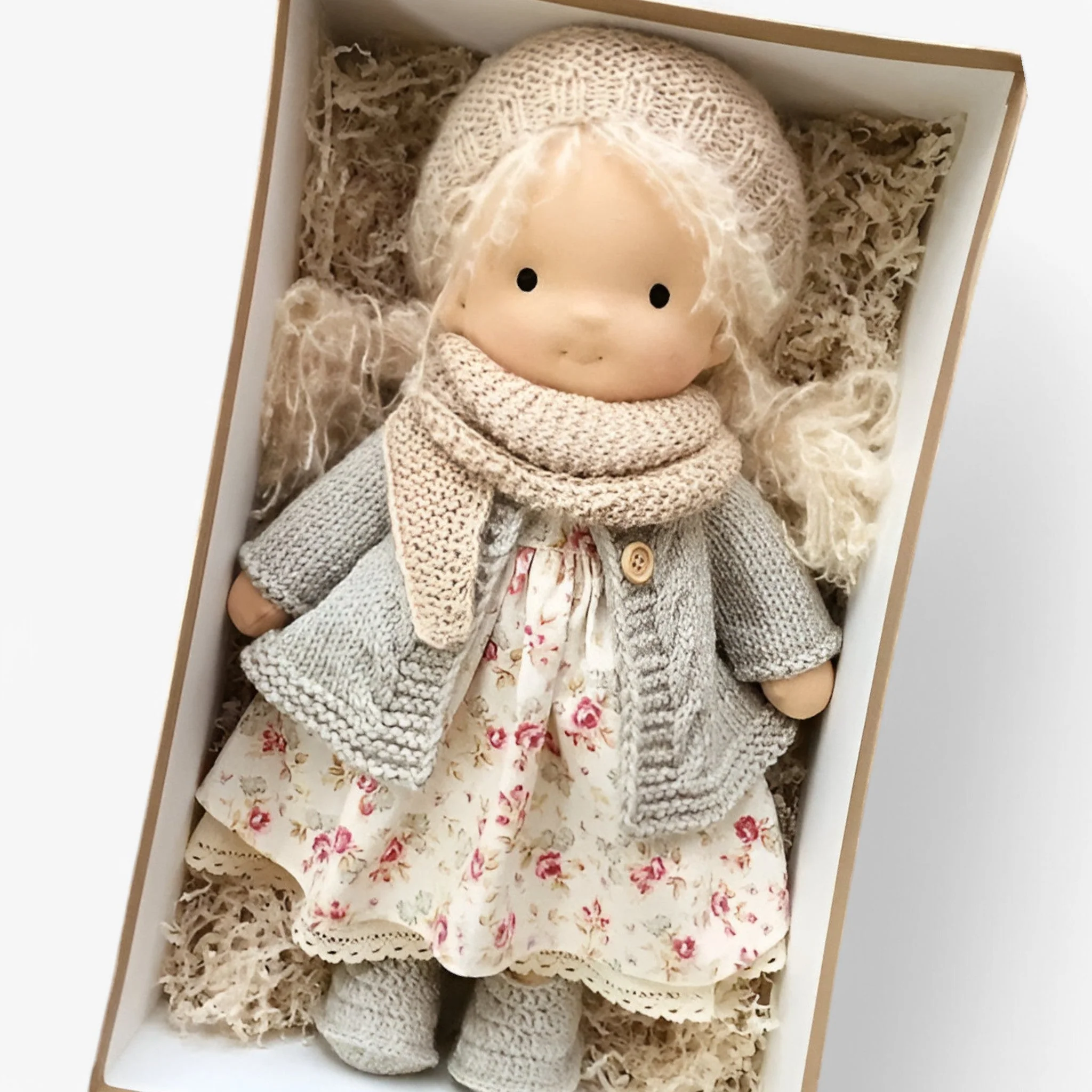 Poupée DollyCuddle faite à la main traits doux - Image 10