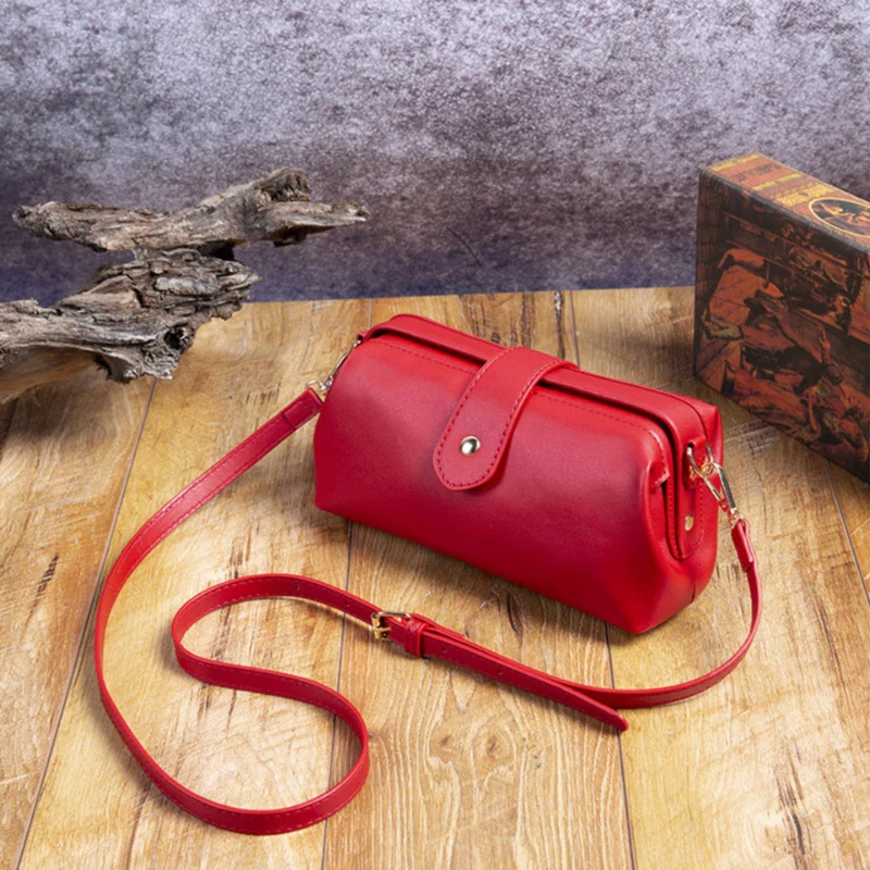 Mini sac bandoulière en cuir compact avec fermeture à bouton - Image 8