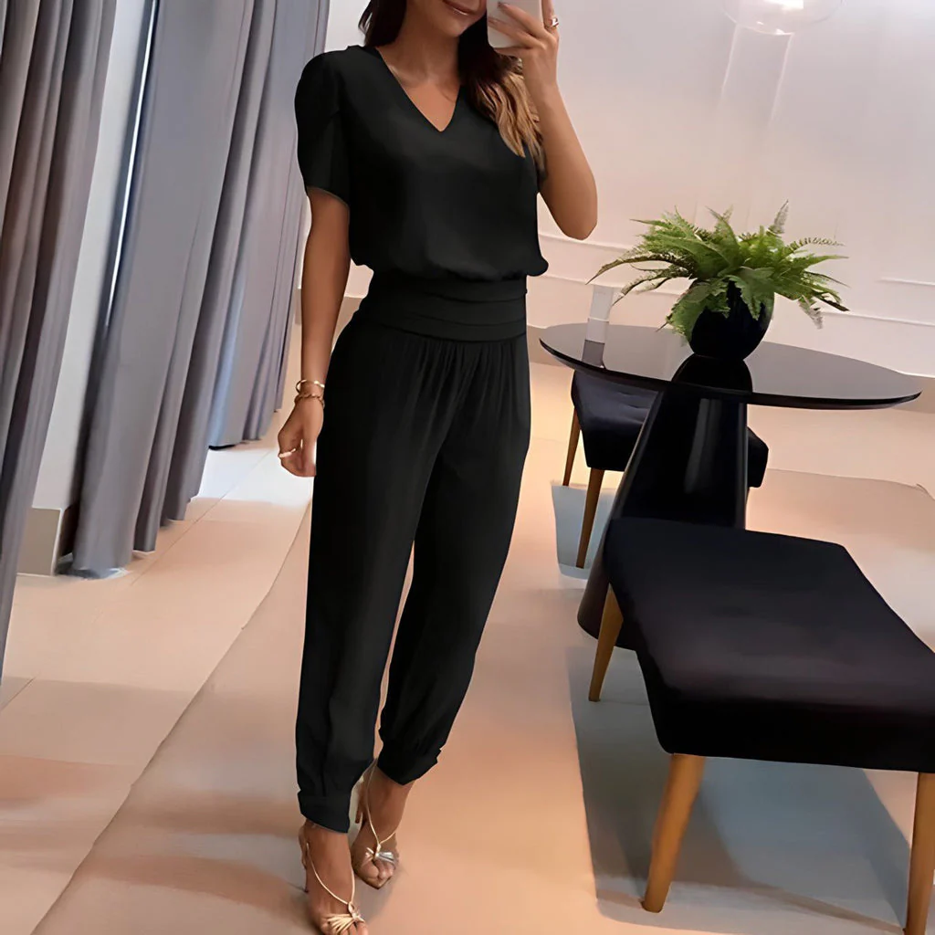 Emma – Ensemble deux pièces composé d'un chemisier à manches courtes et col en V et d'un pantalon imprimé - Image 2