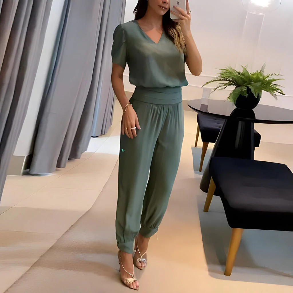 Emma – Ensemble deux pièces composé d'un chemisier à manches courtes et col en V et d'un pantalon imprimé - Image 4