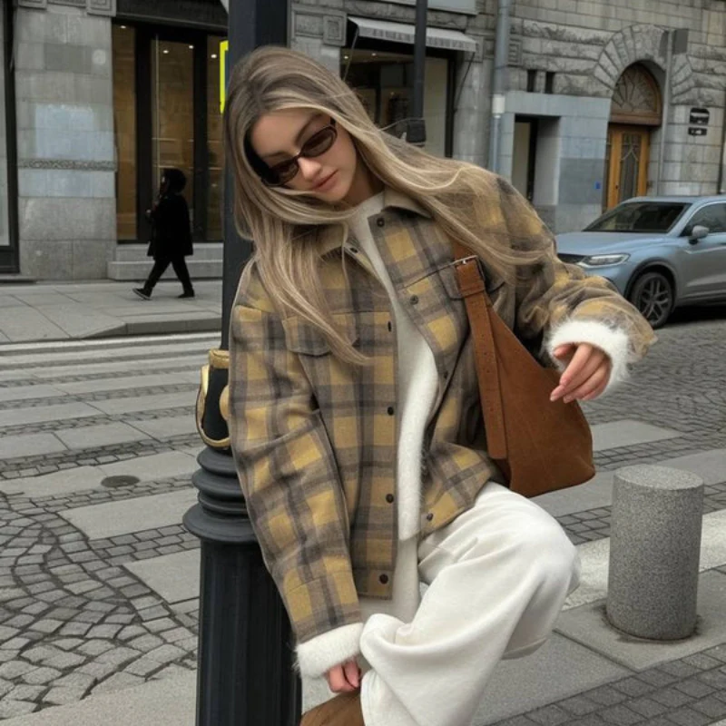 Emma – Veste à Carreaux Manches Longues et Col Boutonné - Image 3