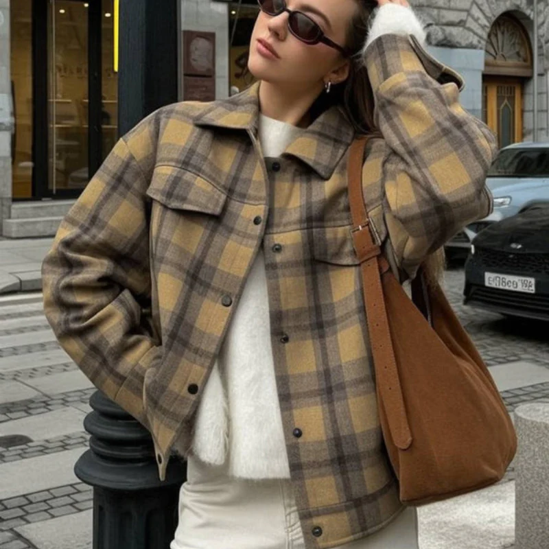Emma – Veste à Carreaux Manches Longues et Col Boutonné - Image 4