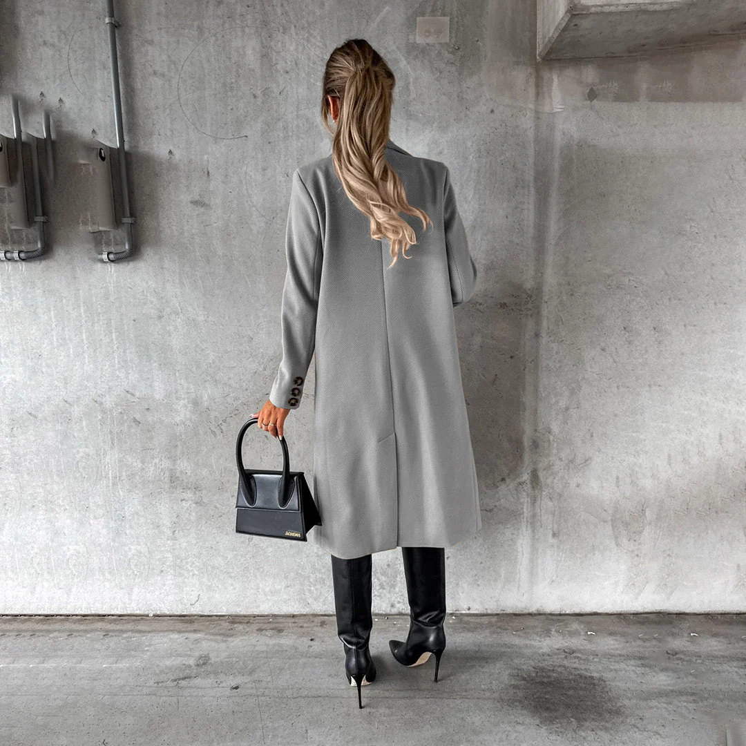 Evelyn – Manteau long femme classique avec boutons et poches - Image 10