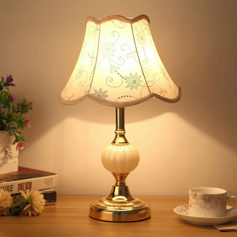 Lampe de table en verre chromé motif floral - Image 9