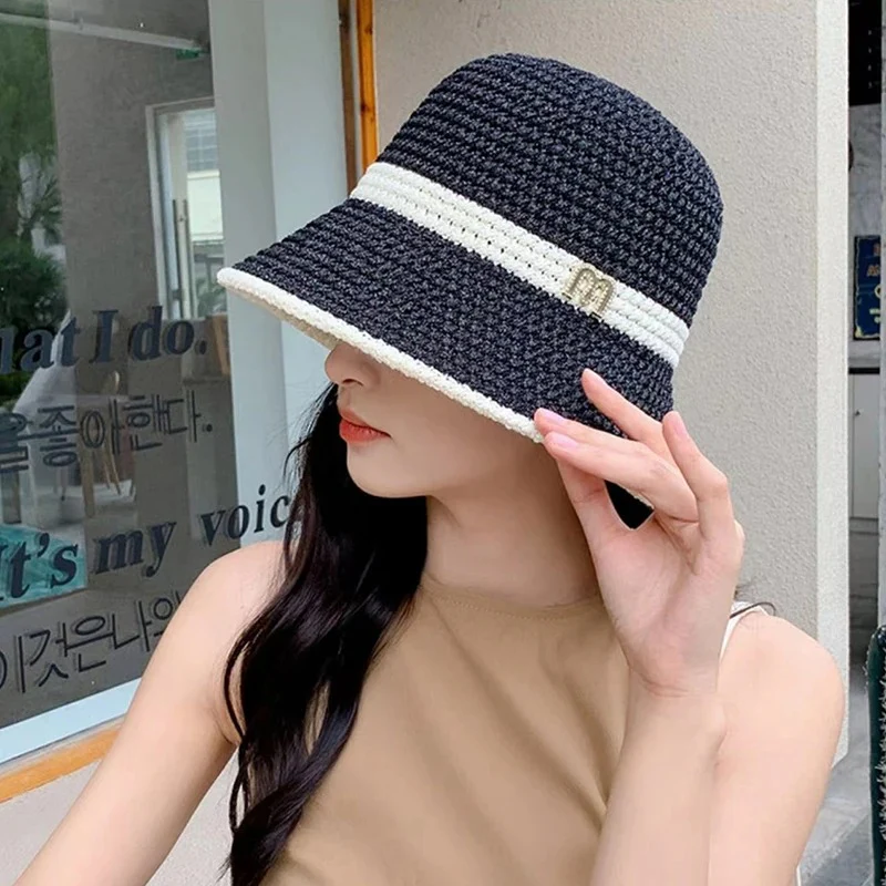 Chapeau élégant à large bord avec design classique - Image 2