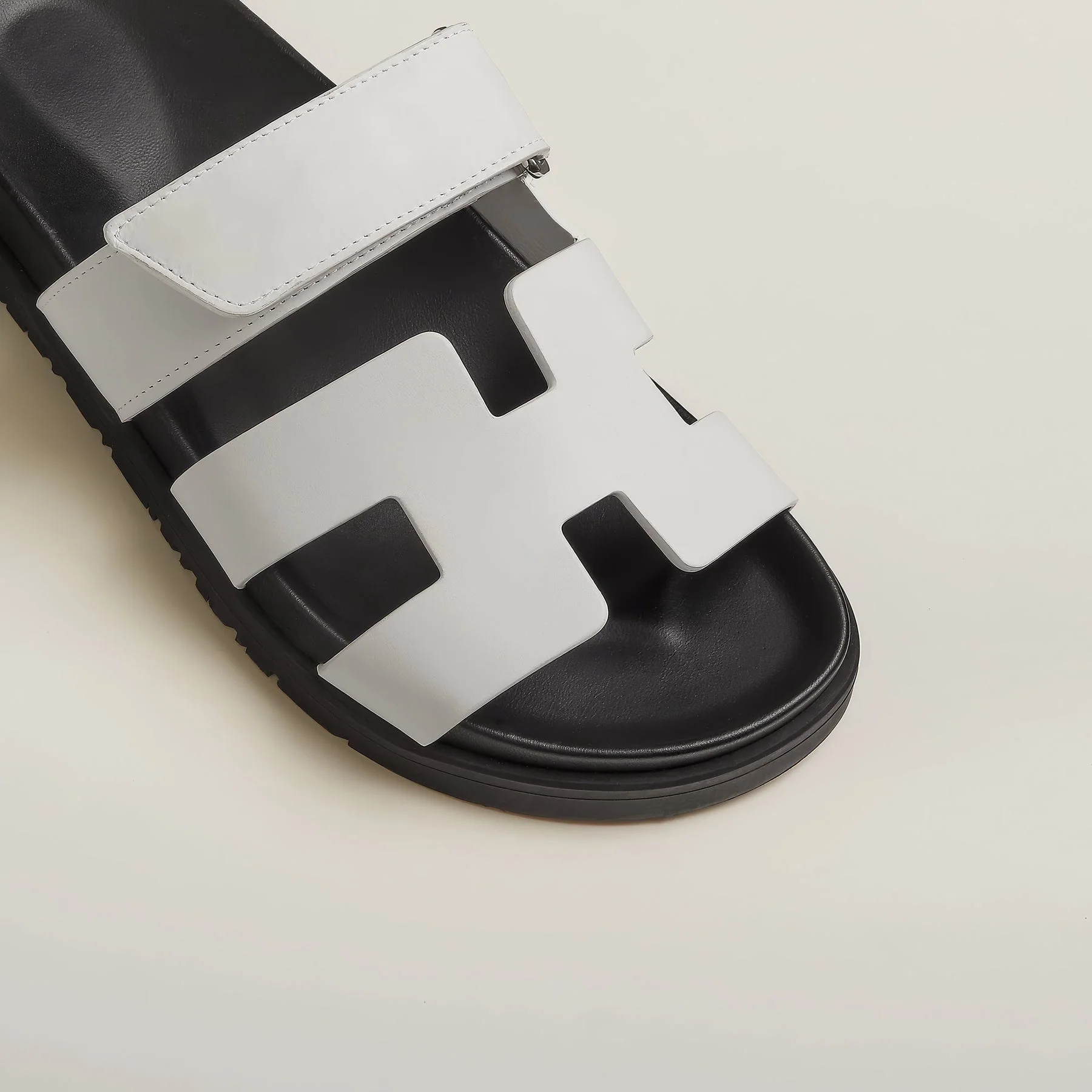 Chaussons femme à bride découpée moderne - Image 9
