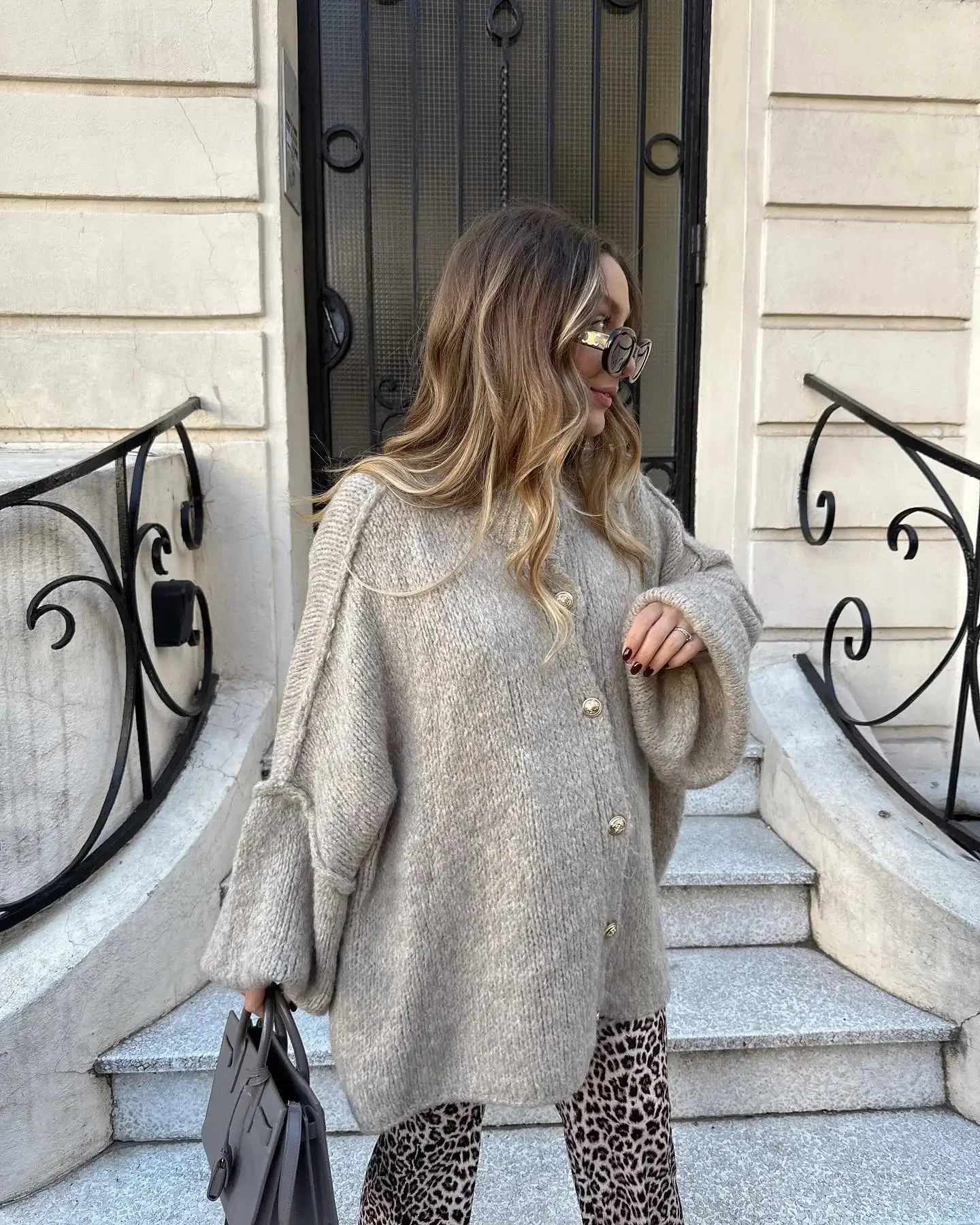 Cardigan chic avec détails de boutons dorés - Image 5