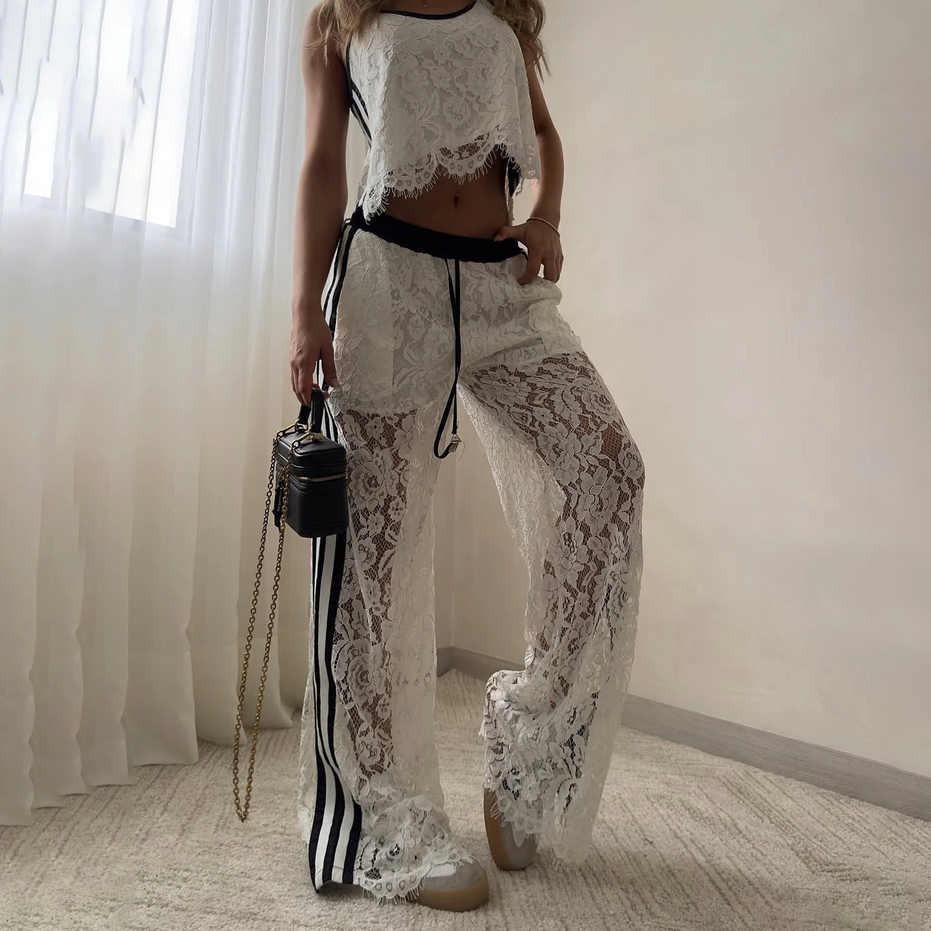 Lena – Ensemble deux pièces en dentelle : crop top orné de dentelle et pantalon large taille haute - Image 2