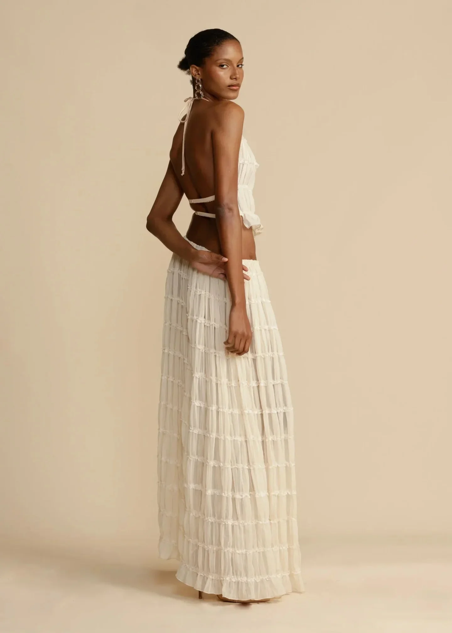 Lila - Robe longue dos nu froncée à lacets col montant - Image 3