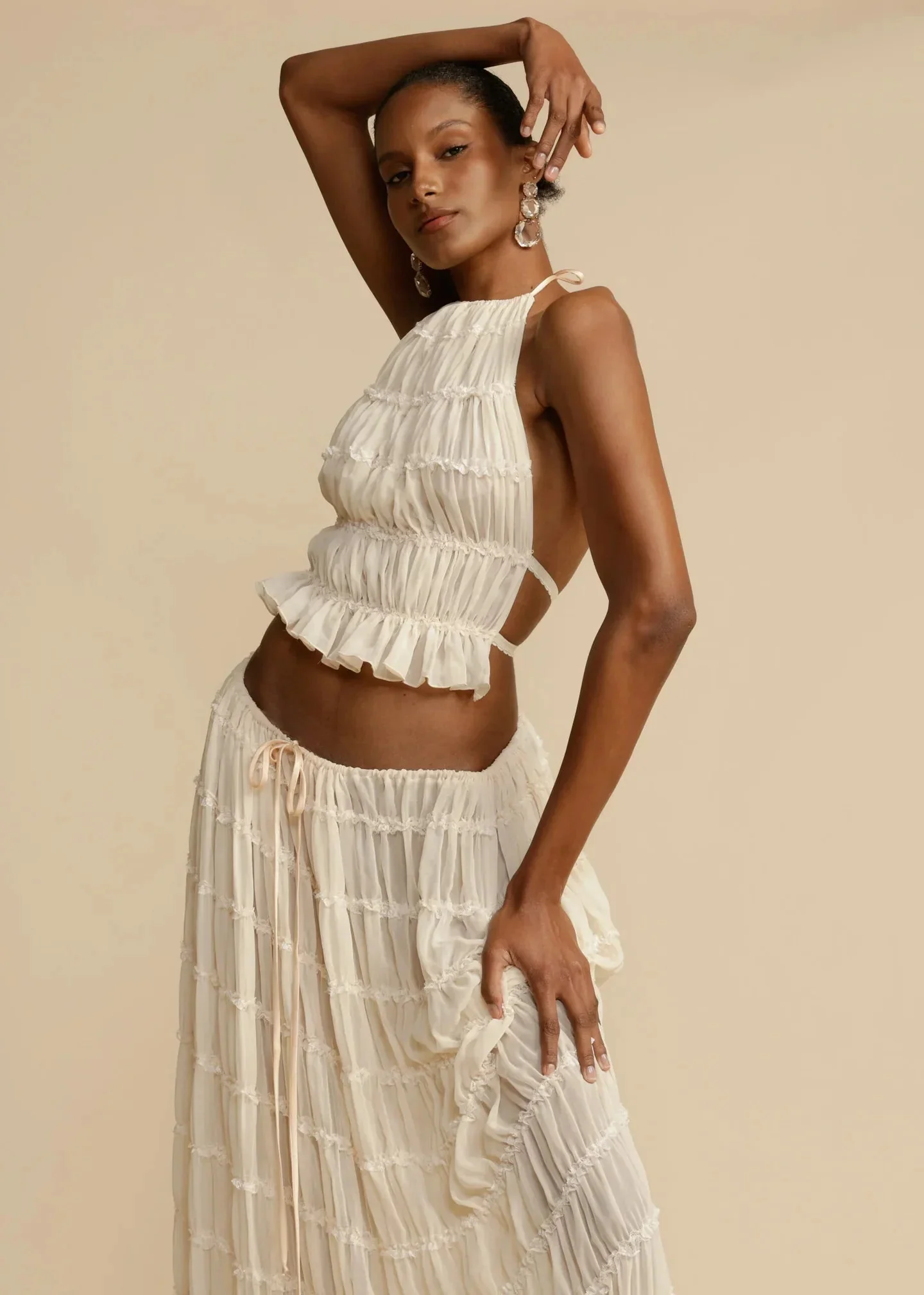 Lila - Robe longue dos nu froncée à lacets col montant - Image 5