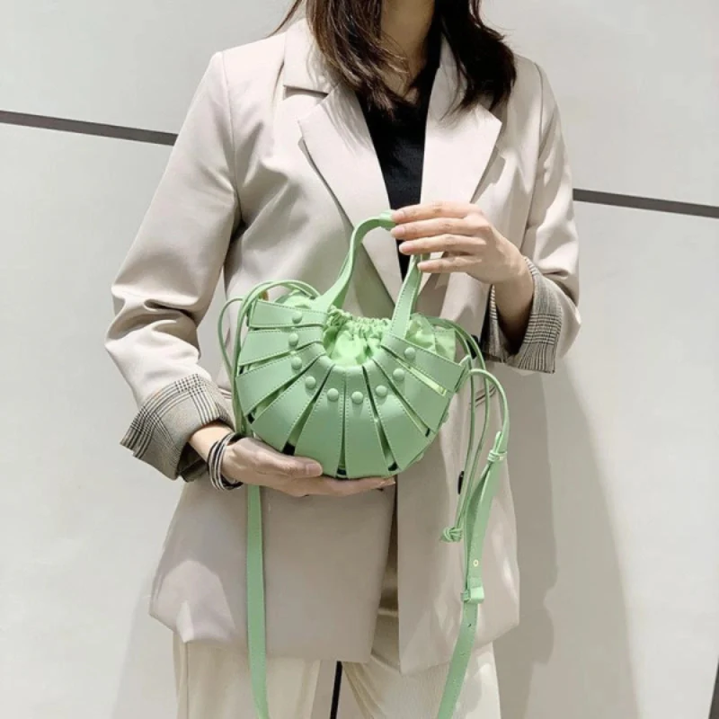 Sac de plage crossbody en cuir avec bandoulières ajustables - Image 6