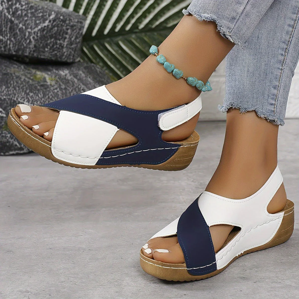 Sandales compensées confortables au design classique