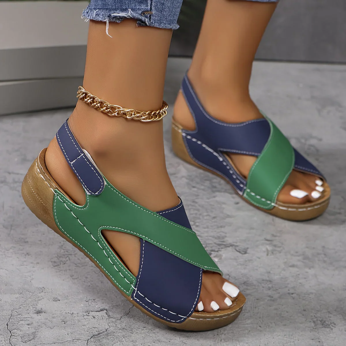 Sandales compensées confortables au design classique - Image 4