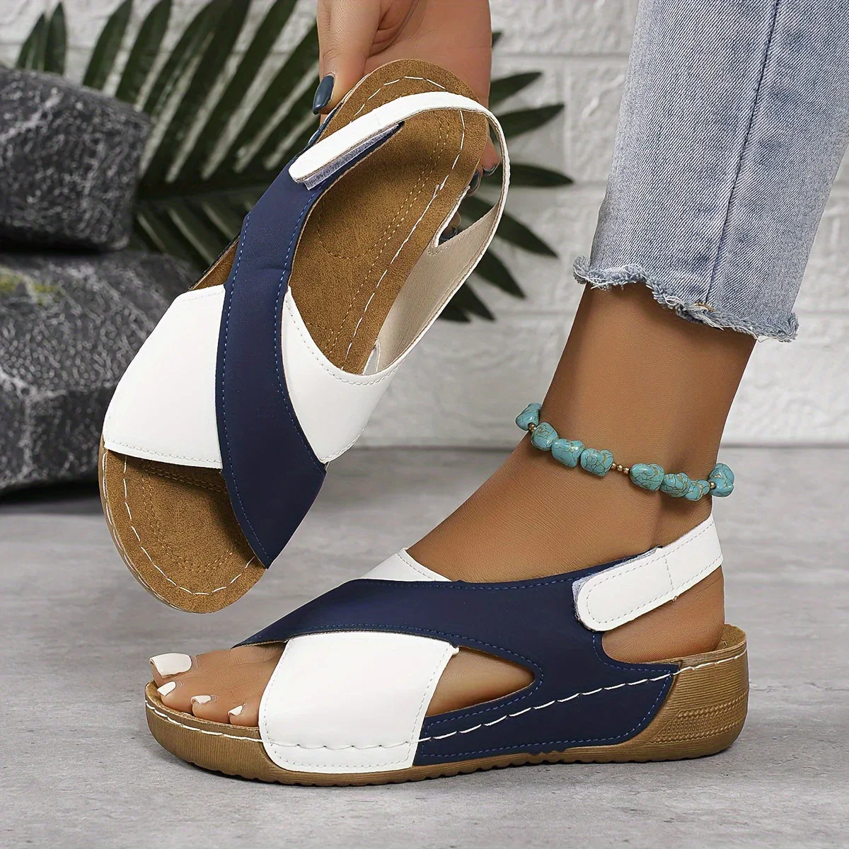 Sandales compensées confortables au design classique - Image 6