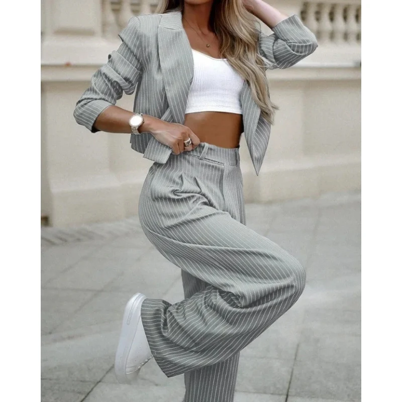 Luna – Ensemble deux pièces élégant avec blazer court et pantalon large - Image 3