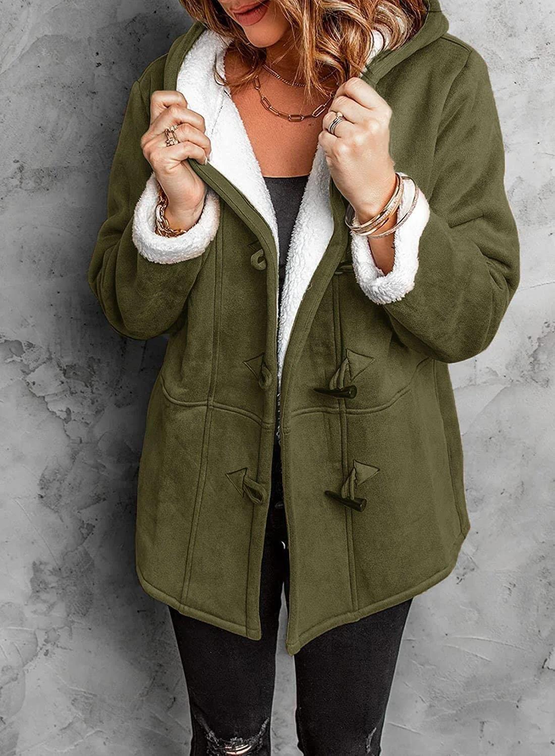 Manteau à capuche élégant avec un design de bouton unique - Image 4
