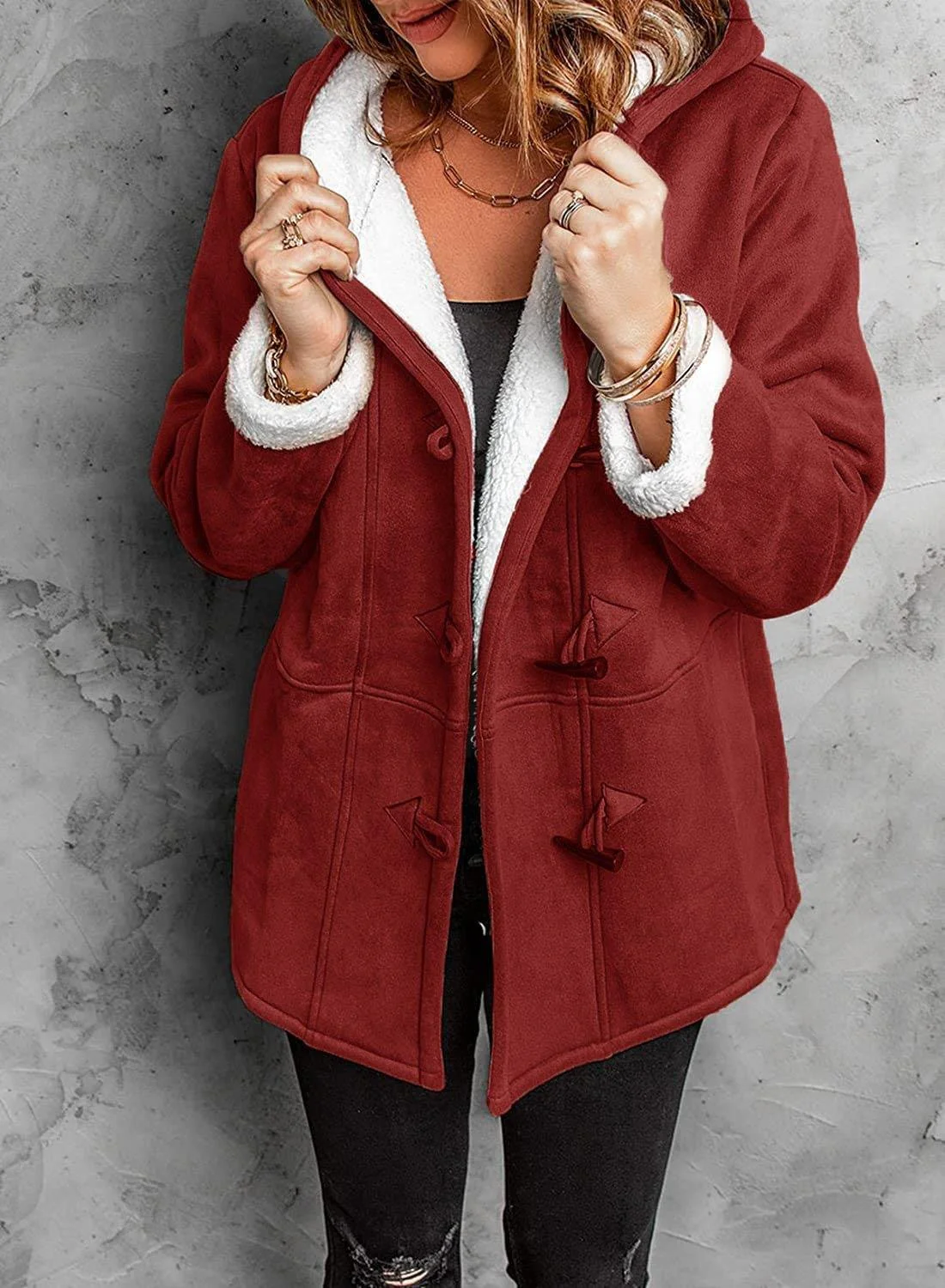 Manteau à capuche élégant avec un design de bouton unique - Image 6