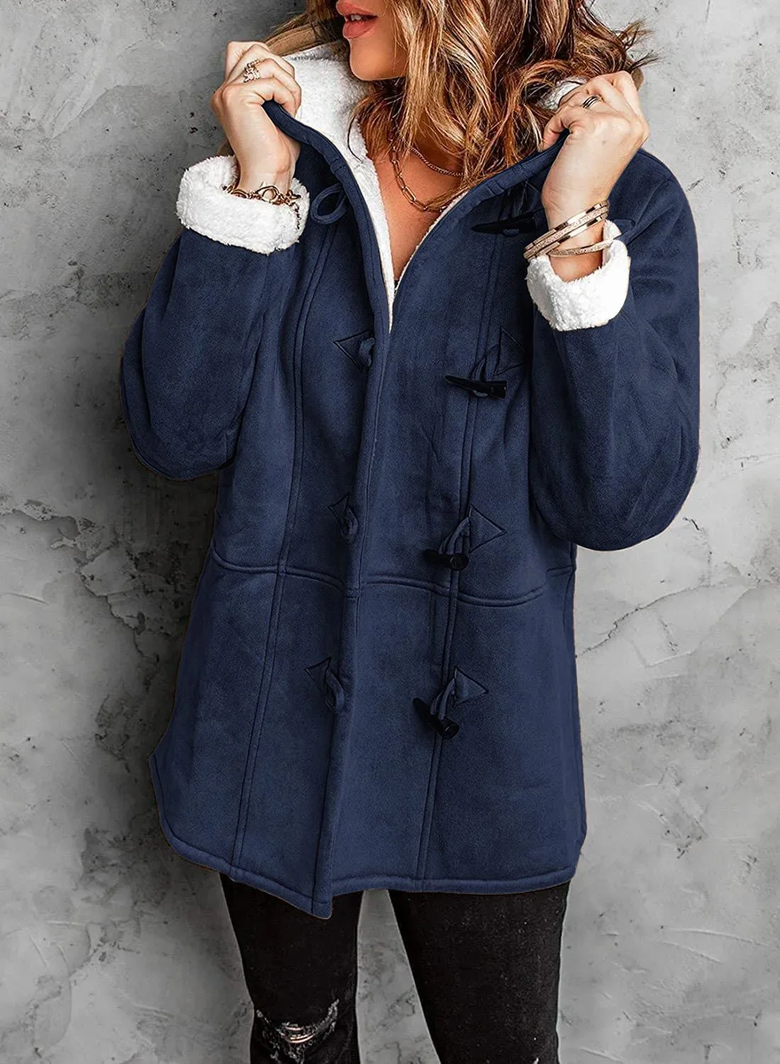 Manteau à capuche élégant avec un design de bouton unique - Image 7