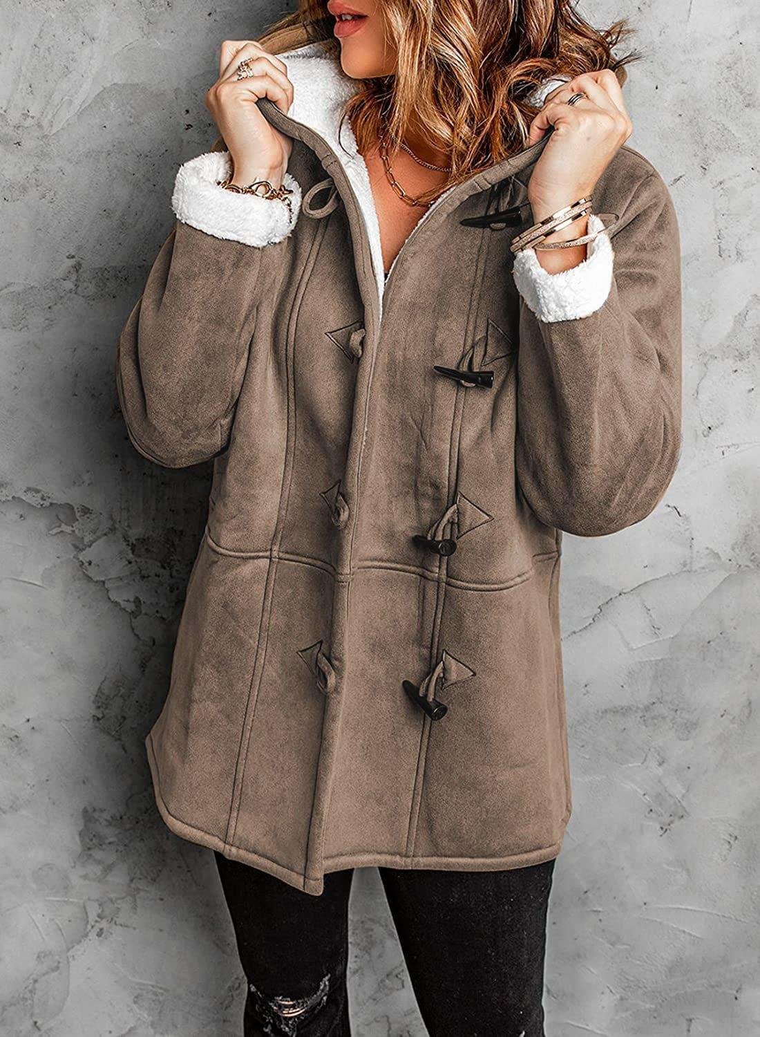 Manteau à capuche élégant avec un design de bouton unique - Image 8