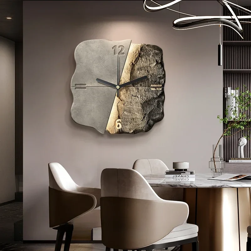 Horloge murale contemporaine motif en relief artistique