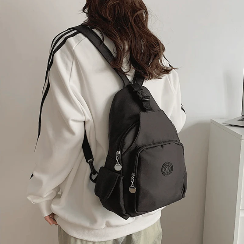 Lyra – Sac à dos bandoulière avec sangle ajustable et poche zippée - Image 4