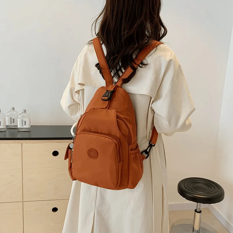 Lyra – Sac à dos bandoulière avec sangle ajustable et poche zippée - Image 6