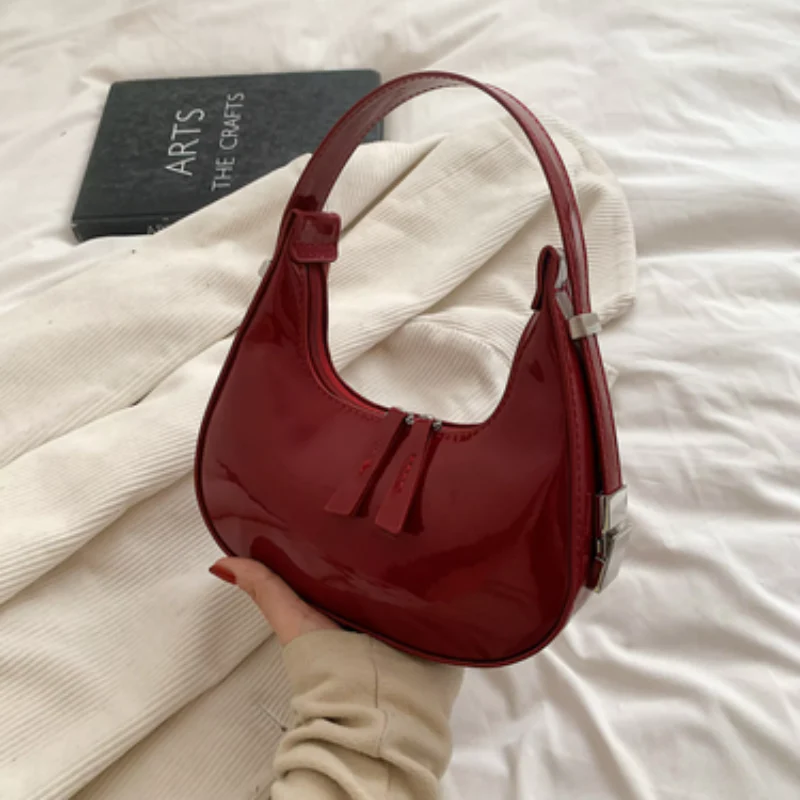 Sac demi-lune Mila en cuir verni - Image 3