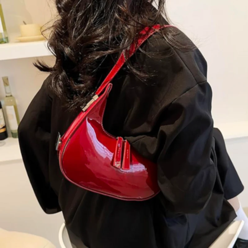 Sac demi-lune Mila en cuir verni - Image 4