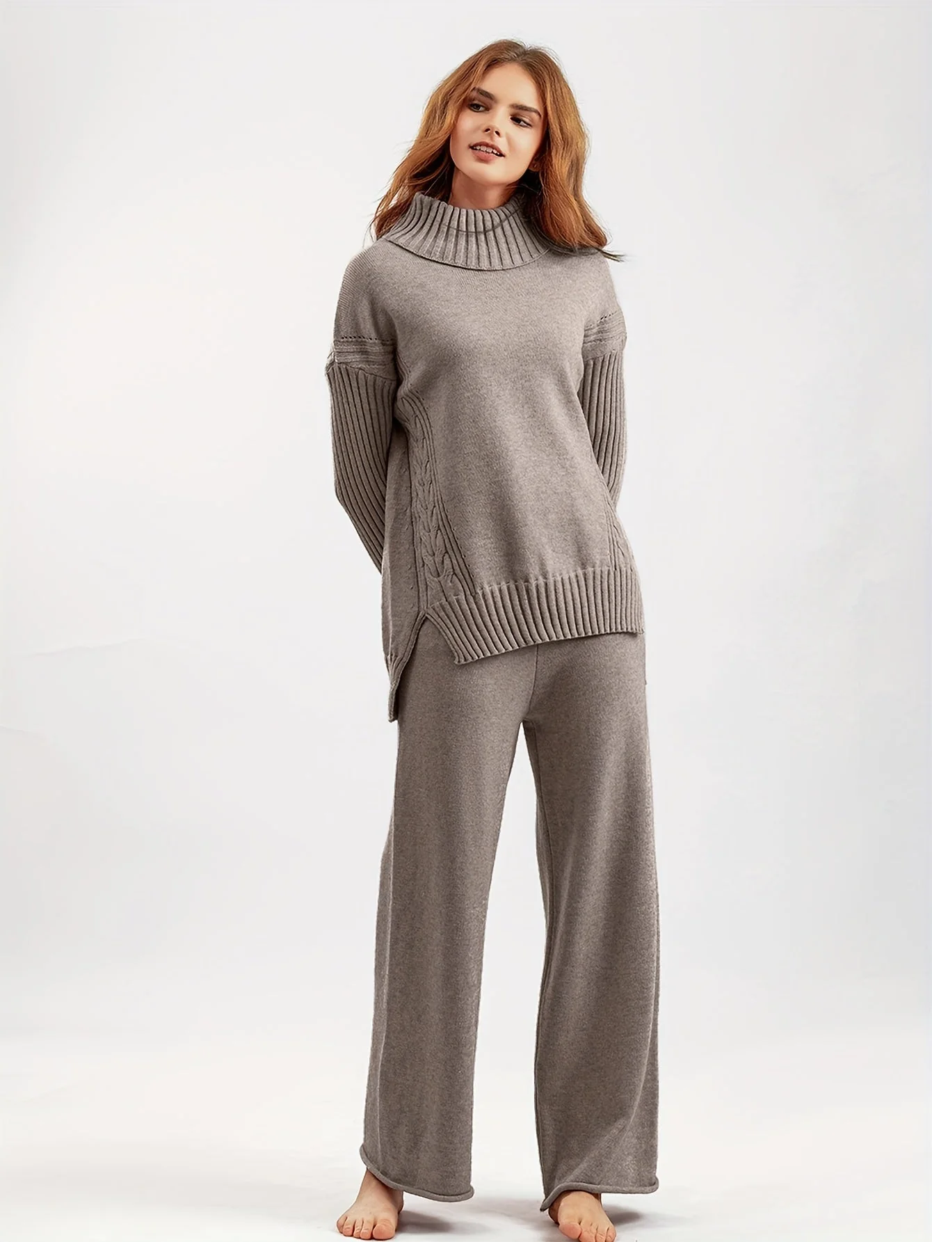 Tailleur pantalon élégant en maille avec col roulé et pantalon évasé