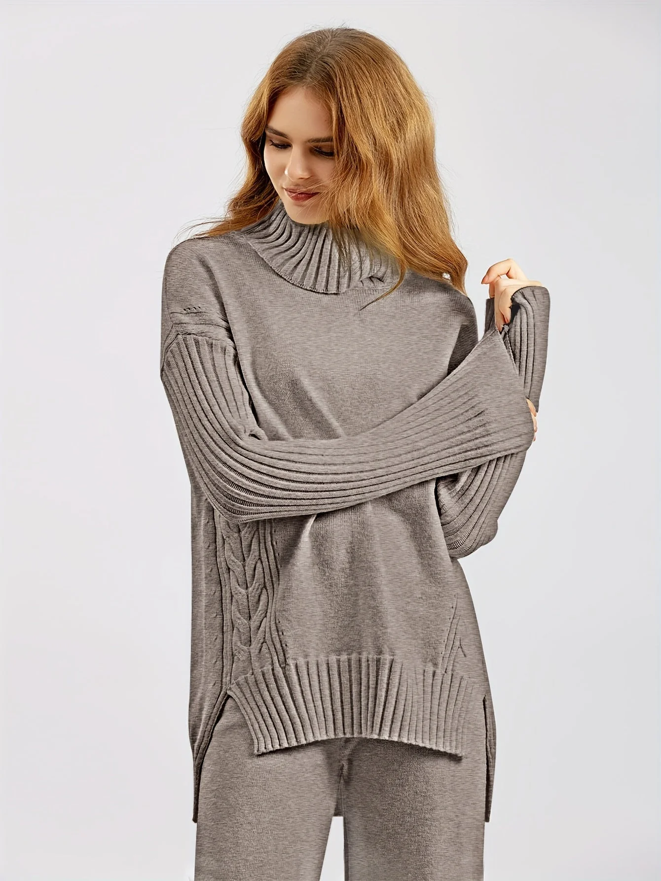 Tailleur pantalon élégant en maille avec col roulé et pantalon évasé - Image 2