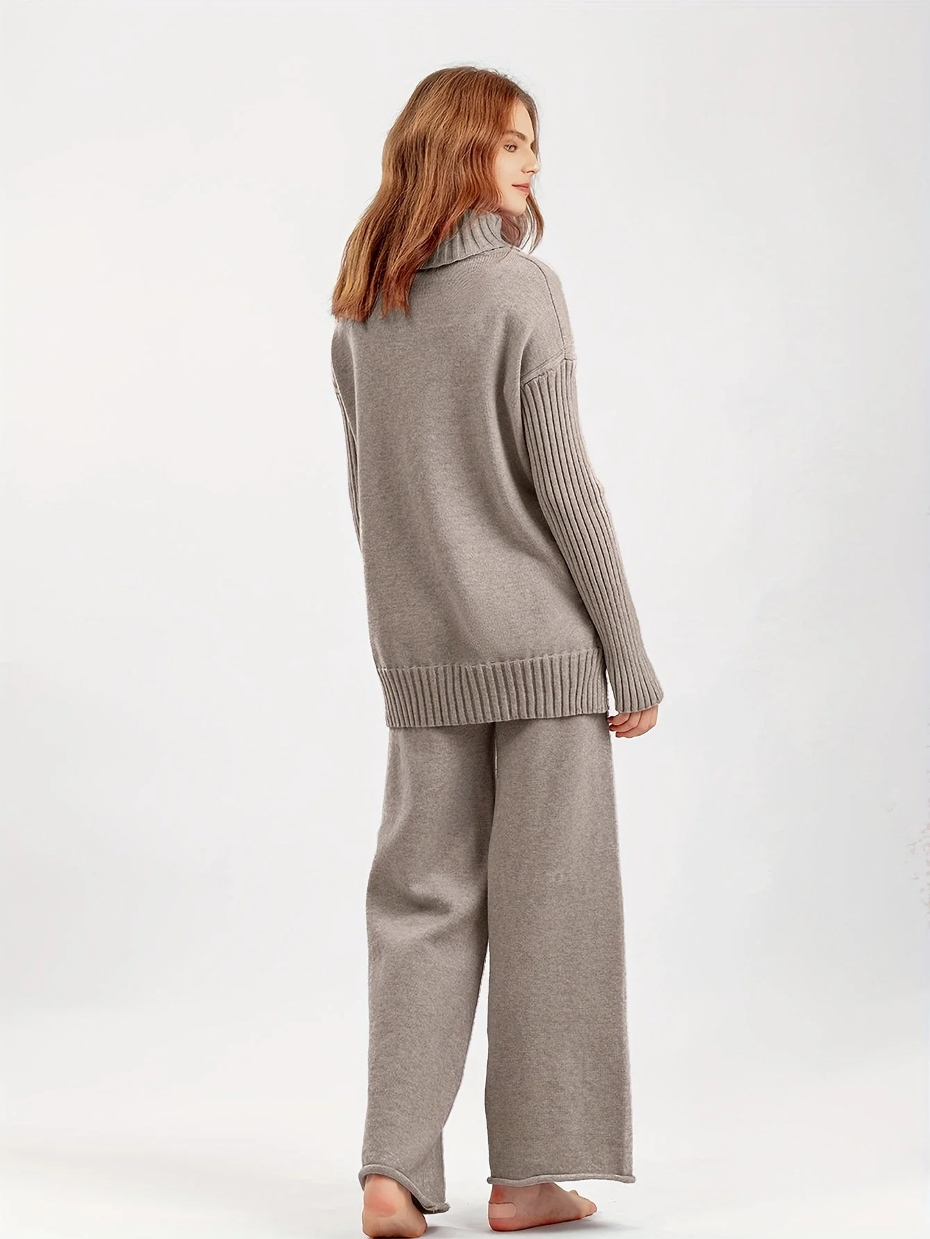 Tailleur pantalon élégant en maille avec col roulé et pantalon évasé - Image 4